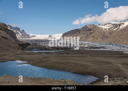Skaftafellsjökull Gletscher, Nationalpark Skaftafell, Island in der Ferne. Stockfoto