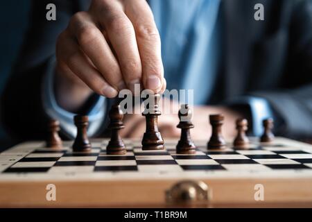Geschäftsmann spielen mit Schach spiel. Konzept der Business Strategie und Taktik Stockfoto