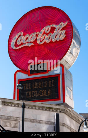 Beleuchtete Coca-Cola Zeichen in der Innenstadt von Atlanta, Georgia, Welt Hauptsitz von Coca-Cola. (USA) Stockfoto