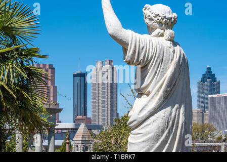 Statue im historischen Oakland Friedhof mit Blick auf die Skyline von Atlanta, Georgia. (USA) Stockfoto