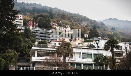 Como, Italien - 4. November 2017: Gebäude auf dem Hügel rund um den Comer See auf einem Herbst Tag hing Stockfoto