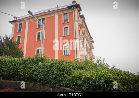 Como, Italien - 4. November 2017: Gebäude auf dem Hügel rund um den Comer See auf einem Herbst Tag hing Stockfoto