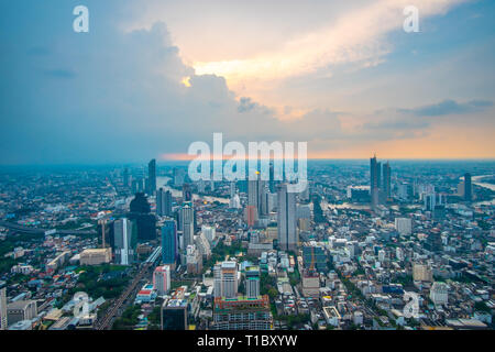 Luftaufnahme von Bangkok Stadtbild mit Skyline während des Sonnenuntergangs. Die Capitalcity von Thailand. Stockfoto