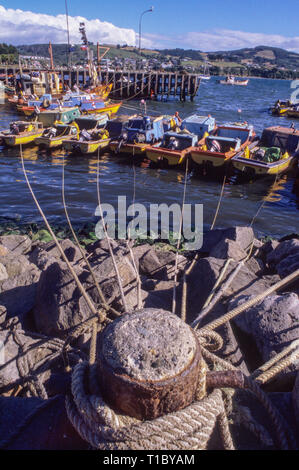 Boote im Hafen Ancud auf der Insel Chiloé im Süden Chiles verankert Stockfoto