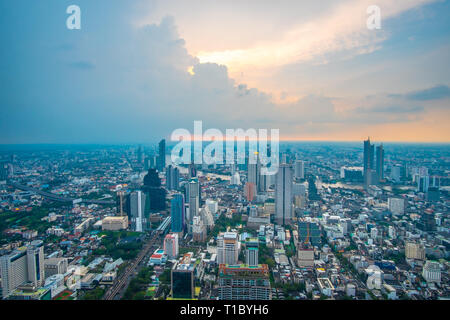 Luftaufnahme von Bangkok Stadtbild mit Skyline während des Sonnenuntergangs. Die Capitalcity von Thailand. Stockfoto