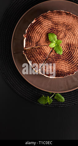 Essen dessert Konzept hausgemachten Rezepte Fleisch Torte auf schwarzem Hintergrund Stockfoto