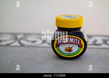 Torrevieja, Alicante, Spanien - 25. März 2009: Glas Marmite auf Tabelle mit Platz kopieren Stockfoto