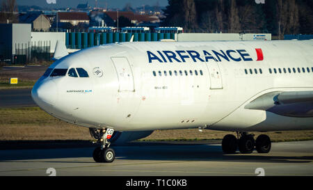 Air France Airbus A330-200 Rollen auf der Start- und Landebahn am Flughafen Paris Charles de Gaulle Stockfoto