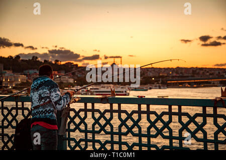 Fischer auf der Galata Brücke. Istanbul, Türkei - 19. September 2018. Stockfoto