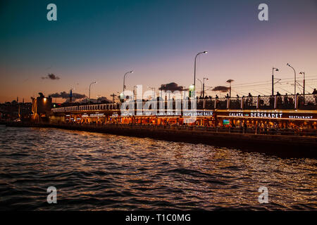 Fischer auf der Galata Brücke. Istanbul, Türkei - 19. September 2018. Stockfoto