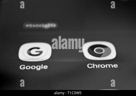 RESEN, Mazedonien. März 25, 2019 - Google Chrome und Symbole auf einem Bildschirm des Smartphones, Monochrome Nahaufnahme Foto flach dof Stockfoto