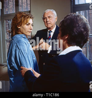 Das Erbe der Guldenburgs, Fernsehserie, Deutschland 1986 - 1988, Folge: 'Der kleine Bruder', Darsteller: Ute Lemper, Stewart Granger, Ursula Hilken Stockfoto