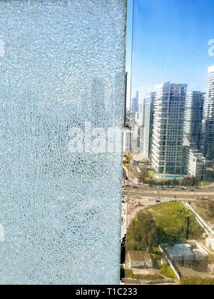 Gehärtetes Glas brechen Muster Seite an Seite mit ungebrochenen Glas Stockfoto