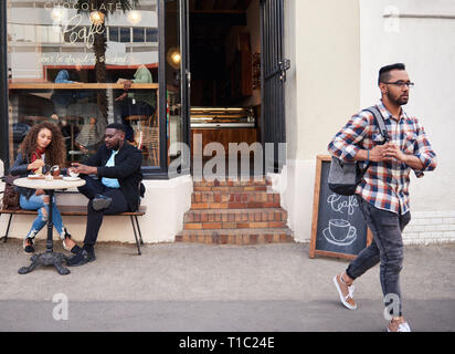 Freunde in Kaffee und Kuchen zusammen an einem straßencafe Stockfoto