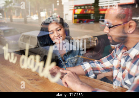 Zwei Freunde lesen der Menü zusammen in einem Cafe Stockfoto
