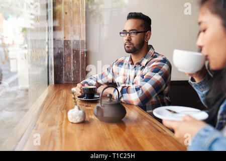 Zwei Freunde, die zusammen trinken Kaffee und Tee in einem Cafe Stockfoto