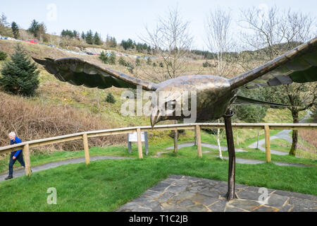 Metall, Rotmilan, Skulptur, Statue, Kunst, Grafik, Design, at, Llangefni Nant Yr Arian, in der Nähe von Aberystwyth, Ceredigion, West, Mitte von Wales, Walisisch UK, GB, Großbritannien, Stockfoto