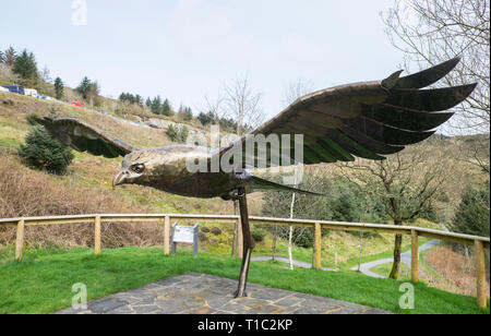 Metall, Rotmilan, Skulptur, Statue, Kunst, Grafik, Design, at, Llangefni Nant Yr Arian, in der Nähe von Aberystwyth, Ceredigion, West, Mitte von Wales, Walisisch UK, GB, Großbritannien, Stockfoto