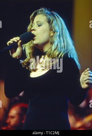 Sandra Schwarzhaupt, deutsche Sängerin, bei einem Auftritt, Deutschland 1996. Deutsche Sängerin Sandra Schwarzhaupt durchführen, Deutschland 1996. Stockfoto