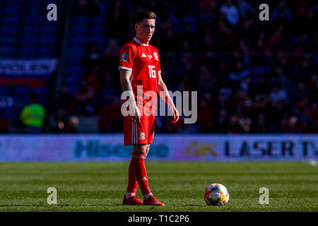 Harry Wilson von Wales nimmt einen Freistoß gegen die Slowakei. Wales v Slowakei UEFA Euro 2020 Qualifier in Cardiff City Stadium, Stockfoto