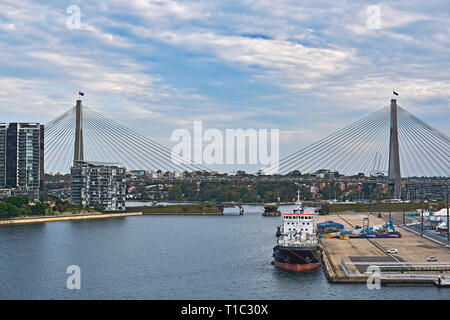 Die Anzac Bridge ist eine 8-spurige Schrägseilbrücke überspannt Johnstons Bay zwischen Pyrmont und Glebe Insel (Teil der Vorort von rozelle), in der Nähe der Th Stockfoto