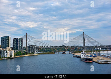 Die Anzac Bridge ist eine 8-spurige Schrägseilbrücke überspannt Johnstons Bay zwischen Pyrmont und Glebe Insel (Teil der Vorort von rozelle), in der Nähe der Th Stockfoto