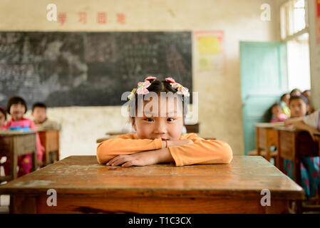 Elementare alter Schule Kinder der Klasse in einer ländlichen Schule in der Region Guangxi im Süden Chinas. Stockfoto
