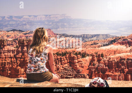 Wanderer Sommer in Bryce Canyon Ruhe genießen, Wandern in herrlichen Natur Landschaft mit Hoodoos, spitzen Felsformationen. Bryce Canyon Nation Stockfoto