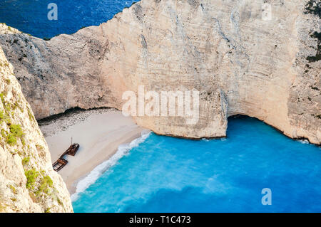 Blick von oben auf die berühmtesten und schönsten Urlaub Sommer Strand und Bucht der Welt - Navagio auf Zakynthos Insel in Griechenland. Ansicht von oben von Roc Stockfoto