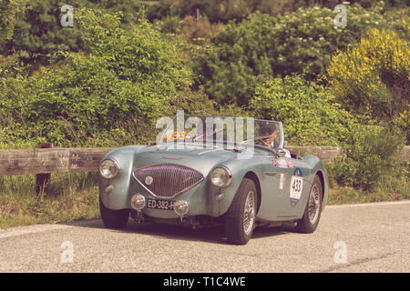 AUSTIN HEALEY 100/4 BN2 1956 auf einem alten Rennwagen Rallye Mille Miglia 2018 die berühmte italienische historische Rennen (1927-1957) Stockfoto