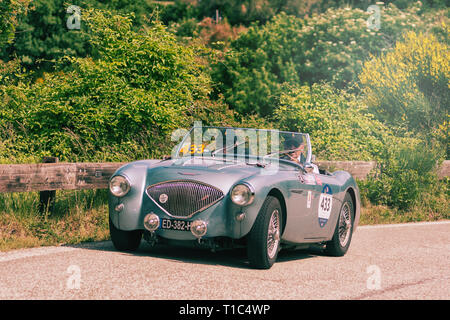 AUSTIN HEALEY 100/4 BN2 1956 auf einem alten Rennwagen Rallye Mille Miglia 2018 die berühmte italienische historische Rennen (1927-1957) Stockfoto