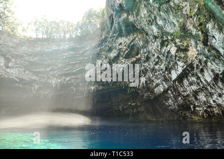 Die schöne Landschaft der Höhlensee mit blauem, kristallklarem Wasser und Sonnenstrahlen. Sightseeing bunt und tropischen U-Boot. Stockfoto