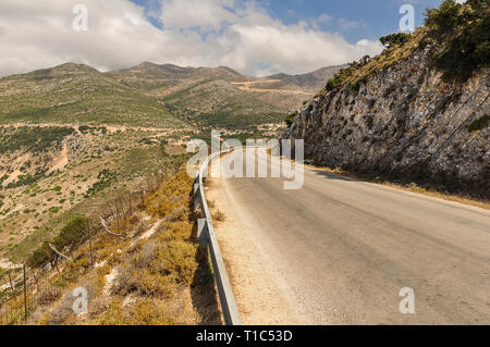 Perspektive Landschaft der Bergstraße während der sonnigen Tag auf Urlaub. Roadtrip durch das Tal bis zum Hügel. Stockfoto
