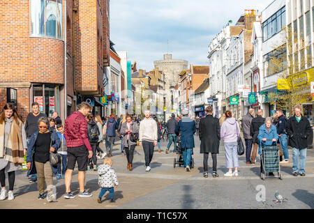 Menschen in Peascod Street, Windsor, Großbritannien Stockfoto