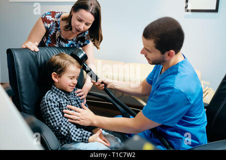 Kinderarzt Arzt Tun Gehirn Behandlung von Autistischen Kind in Klinik Stockfoto