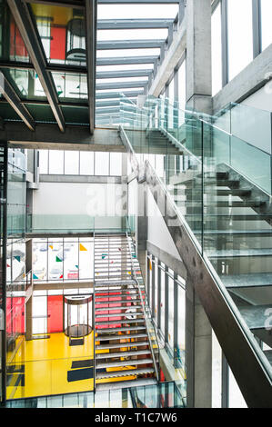 Ein Interieur mit modernen, geräumigen Bibliothek mit Treppe. Stockfoto