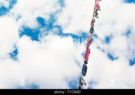 Die Bettwäsche ist auf der Wäscheleine auf dem Hintergrund der blauen Himmel mit Wolken getrocknet. Sonnigen Tag Stockfoto