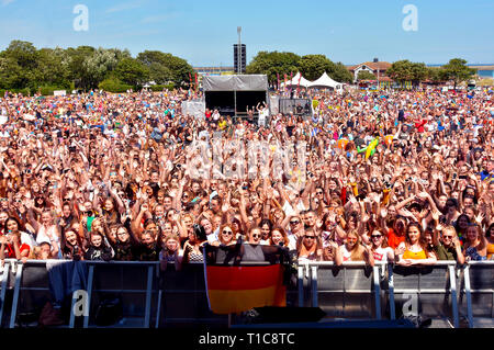 Tausende Musikfans jubeln und singen bei Musikfestivals in England mit Stockfoto