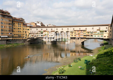 Der Ponte Vechio Brücke über den Arno in Florenz. Stockfoto