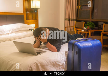 Junge Unternehmer fühlen sich Stress und Kopfschmerzen in der Geschäftsreise Stockfoto