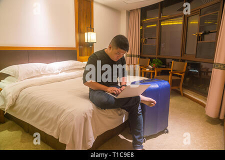 Asiatischer Mann spät in der Geschäftsreisen in der Nacht arbeiten Stockfoto
