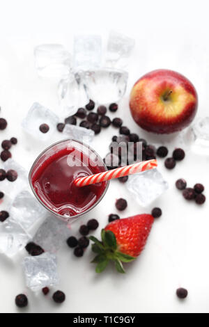Kaltes Getränk. Fruchtcocktail, erfrischend gesunden Saft Diät. Stockfoto