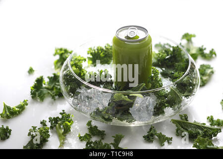 Cocktail mit Blättern von Kale, Äpfel, Banane, Kiwi. Stockfoto