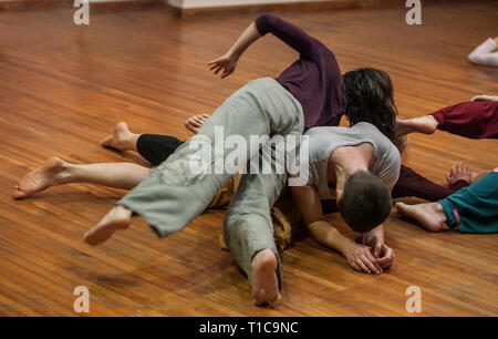 Tänzer-Kontakt, Erdgeschoss, Tanzimprovisation Leistung Stockfoto