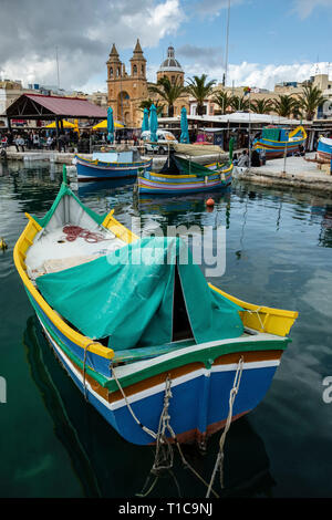 Traditionelle bunte maltesische Fischerboote bekannt als Luzzu, Marsaxlokk, Malta Stockfoto