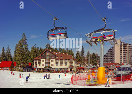 Borovets Ski Resort in der Nähe von Samokov in Bulgarien, die neue 6-er Sesselbahn installiert 2018. Stockfoto
