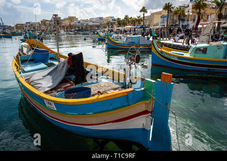 Traditionelle bunte maltesische Fischerboote bekannt als Luzzu, Marsaxlokk, Malta Stockfoto