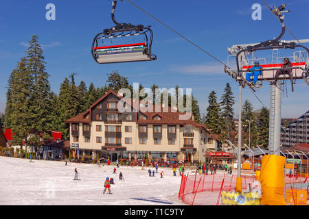 Borovets Ski Resort in der Nähe von Samokov in Bulgarien, die neue 6-er Sesselbahn installiert 2018. Stockfoto