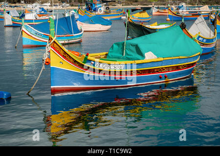 Traditionelle bunte maltesische Fischerboote bekannt als Luzzu, Marsaxlokk, Malta Stockfoto