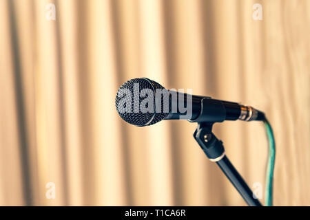 Nahaufnahme von Mikrofon auf der Bühne mit unscharfen Hintergrund und Copyspace Stockfoto